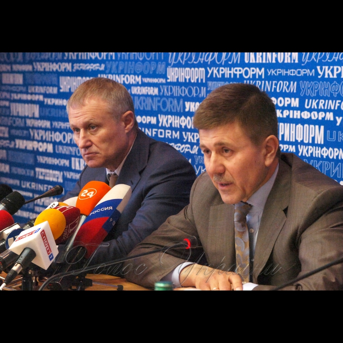 14 травня 2009 у інформаційному центрі «Україна 2012» («Укрінформ»), відбулася спільна прес-конференція віце-прем’єр-міністра України Івана Васюника та президента Федерації футболу України Григорія Суркіса. 
Питання: підсумки засідання Наглядової ради УЄФА в Ньоні (8 травня) та Виконкому Європейського футбольного союзу в Бухаресті (12-13 травня), що визначив приймаючі міста Євро-2012.