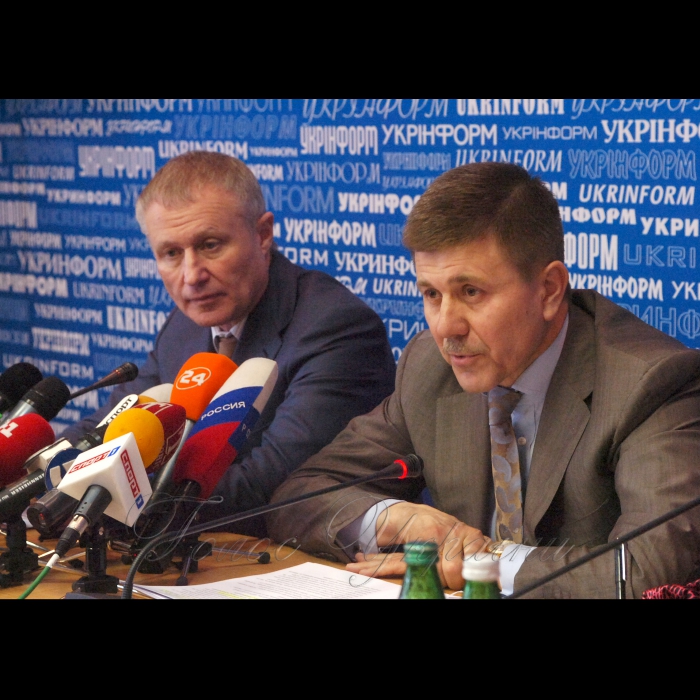14 травня 2009 у інформаційному центрі «Україна 2012» («Укрінформ»), відбулася спільна прес-конференція віце-прем’єр-міністра України Івана Васюника та президента Федерації футболу України Григорія Суркіса. 
Питання: підсумки засідання Наглядової ради УЄФА в Ньоні (8 травня) та Виконкому Європейського футбольного союзу в Бухаресті (12-13 травня), що визначив приймаючі міста Євро-2012.
