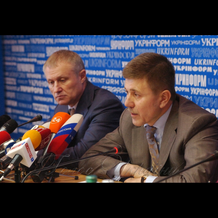 14 травня 2009 у інформаційному центрі «Україна 2012» («Укрінформ»), відбулася спільна прес-конференція віце-прем’єр-міністра України Івана Васюника та президента Федерації футболу України Григорія Суркіса. 
Питання: підсумки засідання Наглядової ради УЄФА в Ньоні (8 травня) та Виконкому Європейського футбольного союзу в Бухаресті (12-13 травня), що визначив приймаючі міста Євро-2012.