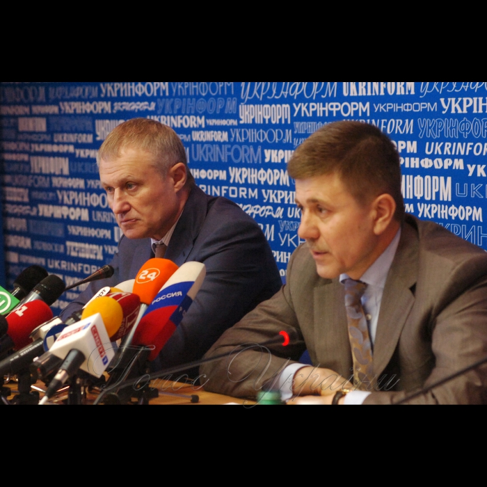14 травня 2009 у інформаційному центрі «Україна 2012» («Укрінформ»), відбулася спільна прес-конференція віце-прем’єр-міністра України Івана Васюника та президента Федерації футболу України Григорія Суркіса. 
Питання: підсумки засідання Наглядової ради УЄФА в Ньоні (8 травня) та Виконкому Європейського футбольного союзу в Бухаресті (12-13 травня), що визначив приймаючі міста Євро-2012.