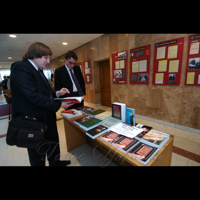 15 травня 2009 в Інституті міжнародних відносин КНУ ім. Т. Шевченка відбулася відкрита тематична лекція голови Служби безпеки України В. Наливайченка, ректора КНУ ім.Т. Шевченка академіка Л. Губерського та провідних фахівців навчального закладу на тему: «Політичні репресії в Україні: розсекречена пам'ять». Водночас, у фойє головного корпусу Інституту розгорнуто тематичну експозицію документальних матеріалів з Державного галузевого архіву СБ України щодо політичних репресій в Україні.
