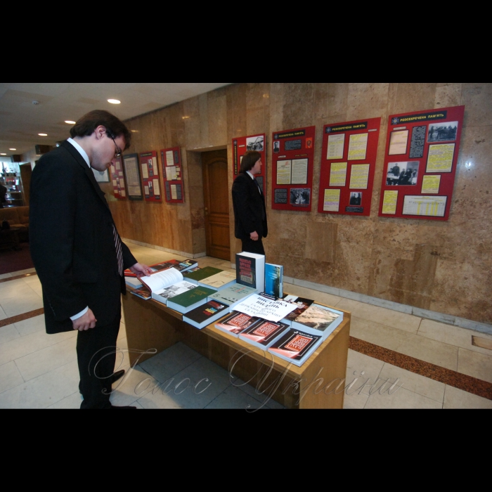 15 травня 2009 в Інституті міжнародних відносин КНУ ім. Т. Шевченка відбулася відкрита тематична лекція голови Служби безпеки України В. Наливайченка, ректора КНУ ім.Т. Шевченка академіка Л. Губерського та провідних фахівців навчального закладу на тему: «Політичні репресії в Україні: розсекречена пам'ять». Водночас, у фойє головного корпусу Інституту розгорнуто тематичну експозицію документальних матеріалів з Державного галузевого архіву СБ України щодо політичних репресій в Україні.
