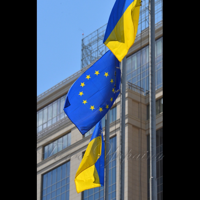 11 травня 2017 біля станції метро Хрещатик відбулась акція «Євромайдан SOS» до річниці арешту Олега Сенцова та 