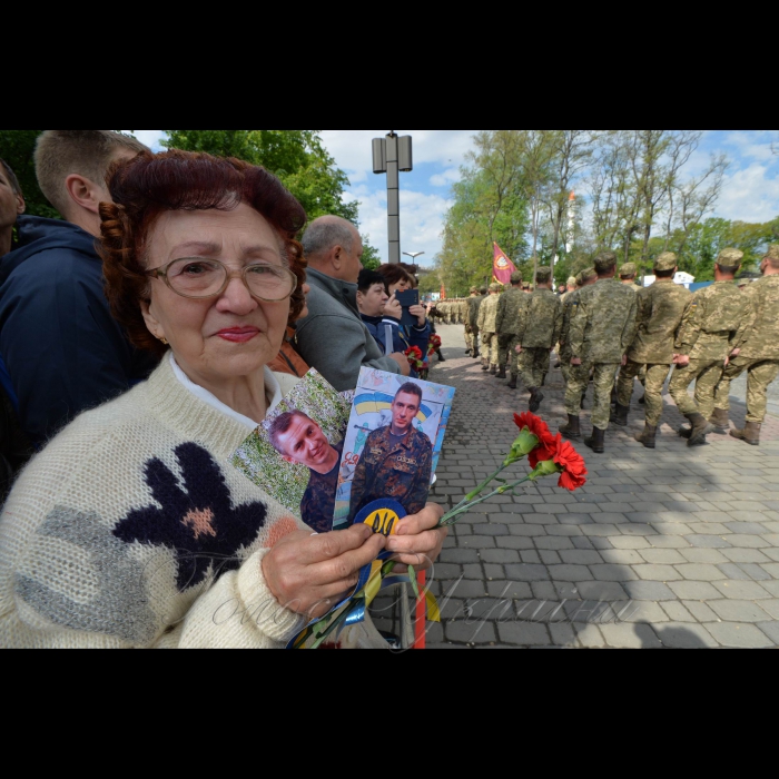 12 травня 2017 місто Дніпро. 
Ці сльози за вбитими Росією синами матері не виплачуть ніколи!
Це є наш безсмертний полк, а не нав’язані загарбниками провокації. 
Вчора у Дніпрі відкрилась унікальна для України Алея пам’яті, присвячена загиблим героям  Революції Гідності та АТО. У заходах з вшанування Героїв взяли участь понад 400 почесних гостей – політиків, дипломатів, діячів культури, бійців АТО та їхніх близьких. 