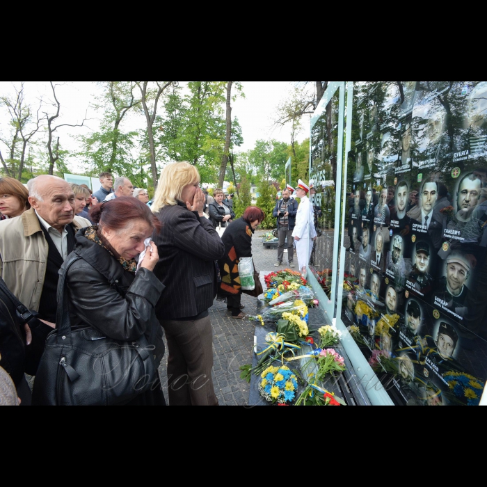 12 травня 2017 місто Дніпро. 
Ці сльози за вбитими Росією синами матері не виплачуть ніколи!
Це є наш безсмертний полк, а не нав’язані загарбниками провокації. 
Вчора у Дніпрі відкрилась унікальна для України Алея пам’яті, присвячена загиблим героям  Революції Гідності та АТО. У заходах з вшанування Героїв взяли участь понад 400 почесних гостей – політиків, дипломатів, діячів культури, бійців АТО та їхніх близьких. 
