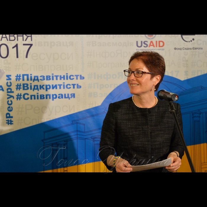 16 травня 2017 Голова Верховної Ради України Андрій Парубій відкрив виставку-презентацію інформаційних ресурсів організацій, що співпрацюють з Парламентом.
Посол США в Україні Марі Йованович.
