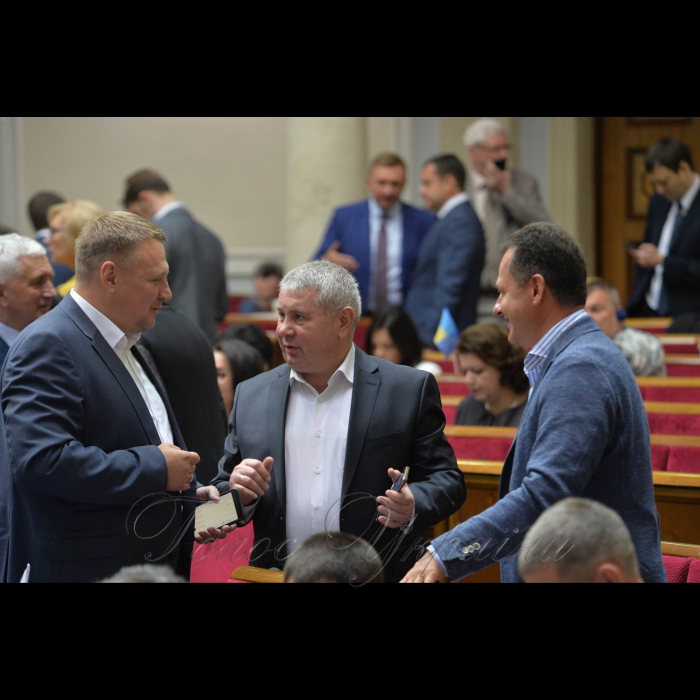 16 травня 2017 пленарне засідання Верховної Ради України.
Олександр Шевченко - позафр., Андрій Антонищак - БПП, Тарас Батенко - позафр.