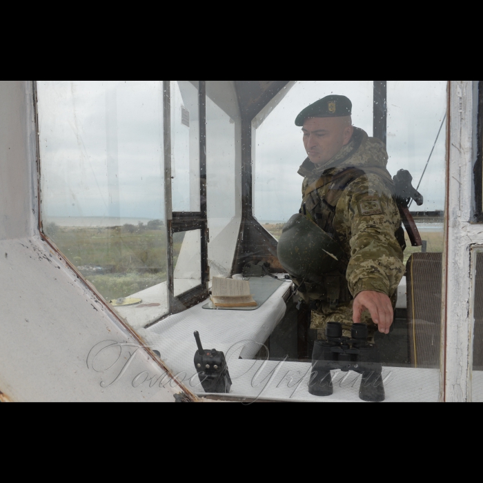 16 травня 2017 Донецький прикордонний загін. Завдання висвітлення надводної обстановки в українській частині Азовського моря, у порту та на рейдових стоянках.
Бійці Державної пограничної служби  України ретельно охороняють Азовське побережжя. С початком літного туристичного сезону на побережжі біля селища Ялта (Донецка обл.) кількість порушників збільшується в рази. Чотири пунктe спостереження покривають 54 кілометра берегової лініі. Тілки з початку цього року було виявлено більш як 50 правопорушень, в більшості це незаконний вихід в море маломірних човнів і інших плавзасобів. Заступаючи на патрулювання прапорщик Микола Роговий бере з собою свого чотирилапого бійця овчарку Герту (на знімку).
