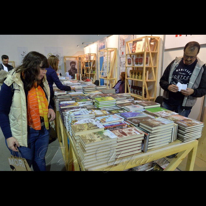 17 травня 2017 VII Міжнародний фестиваль Книжковий Арсенал проходить з 17 по 21 травня у столичному культурно-мистецькому комплексі Мистецький Арсенал.
У рамках заходу свої новинки представили понад 150 видавництв, також організатори обіцяють авторські та тематичні програми та проекти, цікаві дискусії та лекції, благодійні акції, виставки ілюстрацій і артінсталяції, кінопокази, музичні перфоманси та багато іншого.