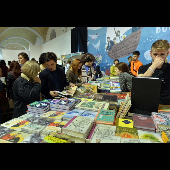 17 травня 2017 VII Міжнародний фестиваль Книжковий Арсенал проходить з 17 по 21 травня у столичному культурно-мистецькому комплексі Мистецький Арсенал.
У рамках заходу свої новинки представили понад 150 видавництв, також організатори обіцяють авторські та тематичні програми та проекти, цікаві дискусії та лекції, благодійні акції, виставки ілюстрацій і артінсталяції, кінопокази, музичні перфоманси та багато іншого.