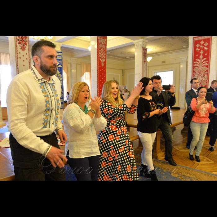 18 травня 2017 Верховна Рада України.
Перший заступник Голови Верховної Ради України Ірина Геращенко взяла участь у відкритті експозиції до Дня вишиванки «І соборна, і єдина – буде жити Україна!» (кулуари ВР).
Н.д. Олег Петренко, перший заступник Голови Верховної Ради України Ірина Геращенко.