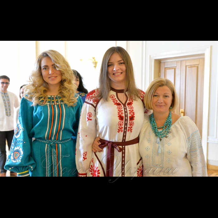 18 травня 2017 Верховна Рада України.
Перший заступник Голови Верховної Ради України Ірина Геращенко взяла участь у відкритті експозиції до Дня вишиванки «І соборна, і єдина – буде жити Україна!» (кулуари ВР).