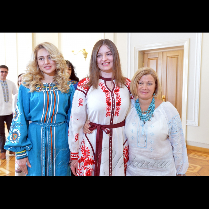 18 травня 2017 Верховна Рада України.
Перший заступник Голови Верховної Ради України Ірина Геращенко взяла участь у відкритті експозиції до Дня вишиванки «І соборна, і єдина – буде жити Україна!» (кулуари ВР).