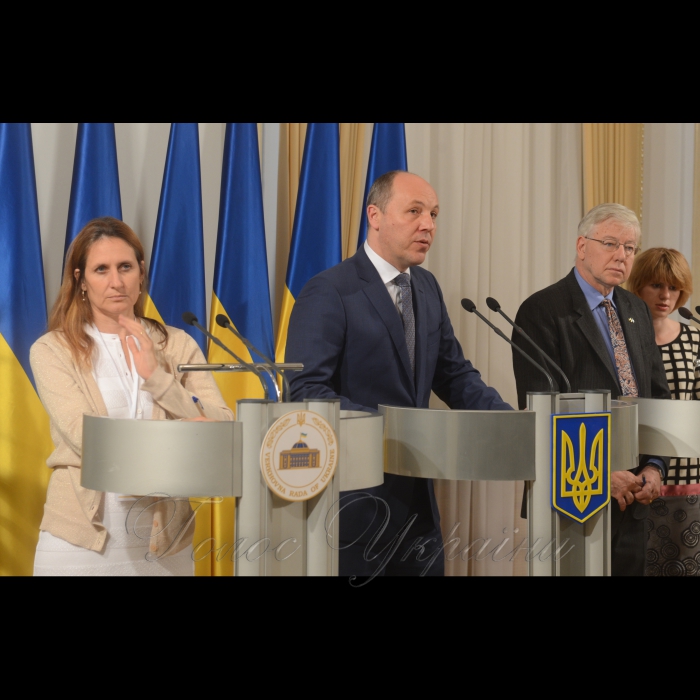 19 травня 2017 брифінг Голови Верховної Ради України Андрія Парубія, Постійного координатора системи ООН в Україні Ніла Вокера та члена Керівного комітету Ініціативи «Партнерство «Відкритий Уряд», виконавчого директора Directorio Legislativo (Аргентина) Марії Барон з нагоди проведення в Україні Глобальної конференції відкритості органів законодавчої влади «Розбудова громадянської довіри через відкритість та залученість».