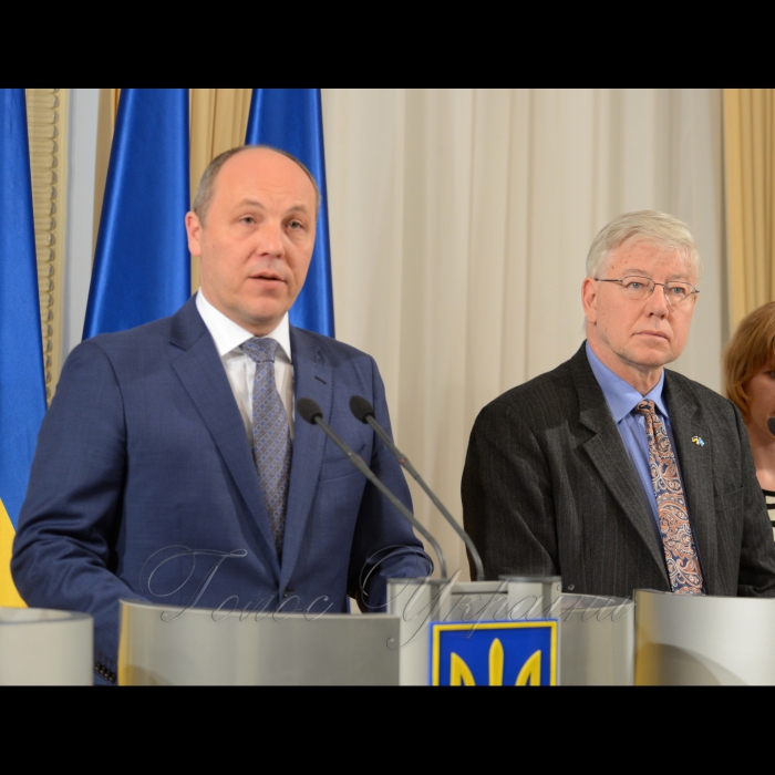 19 травня 2017 брифінг Голови Верховної Ради України Андрія Парубія, Постійного координатора системи ООН в Україні Ніла Вокера та члена Керівного комітету Ініціативи «Партнерство «Відкритий Уряд», виконавчого директора Directorio Legislativo (Аргентина) Марії Барон з нагоди проведення в Україні Глобальної конференції відкритості органів законодавчої влади «Розбудова громадянської довіри через відкритість та залученість».
