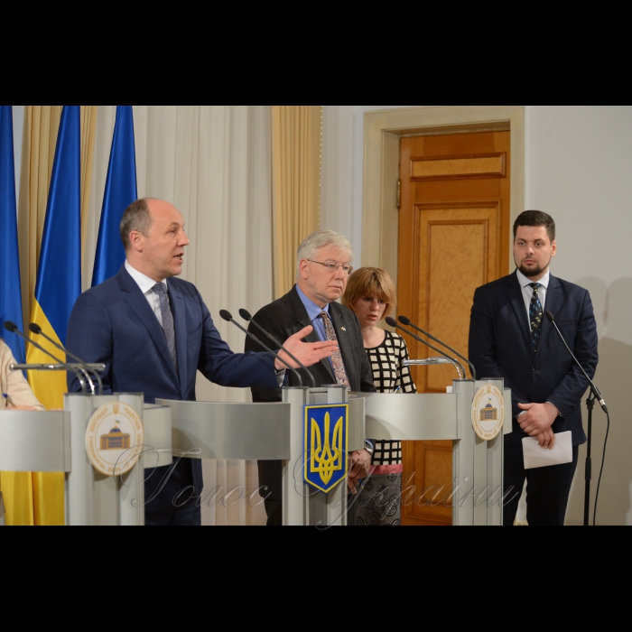 19 травня 2017 брифінг Голови Верховної Ради України Андрія Парубія, Постійного координатора системи ООН в Україні Ніла Вокера та члена Керівного комітету Ініціативи «Партнерство «Відкритий Уряд», виконавчого директора Directorio Legislativo (Аргентина) Марії Барон з нагоди проведення в Україні Глобальної конференції відкритості органів законодавчої влади «Розбудова громадянської довіри через відкритість та залученість».