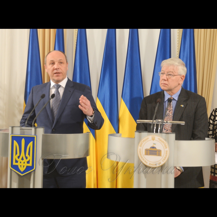 19 травня 2017 брифінг Голови Верховної Ради України Андрія Парубія, Постійного координатора системи ООН в Україні Ніла Вокера та члена Керівного комітету Ініціативи «Партнерство «Відкритий Уряд», виконавчого директора Directorio Legislativo (Аргентина) Марії Барон з нагоди проведення в Україні Глобальної конференції відкритості органів законодавчої влади «Розбудова громадянської довіри через відкритість та залученість».