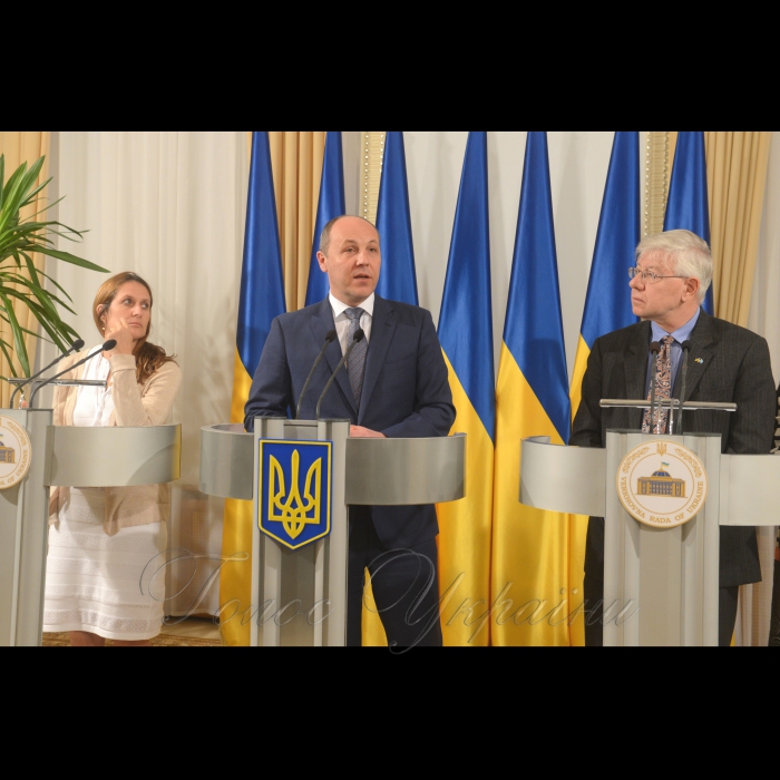 19 травня 2017 брифінг Голови Верховної Ради України Андрія Парубія, Постійного координатора системи ООН в Україні Ніла Вокера та члена Керівного комітету Ініціативи «Партнерство «Відкритий Уряд», виконавчого директора Directorio Legislativo (Аргентина) Марії Барон з нагоди проведення в Україні Глобальної конференції відкритості органів законодавчої влади «Розбудова громадянської довіри через відкритість та залученість».