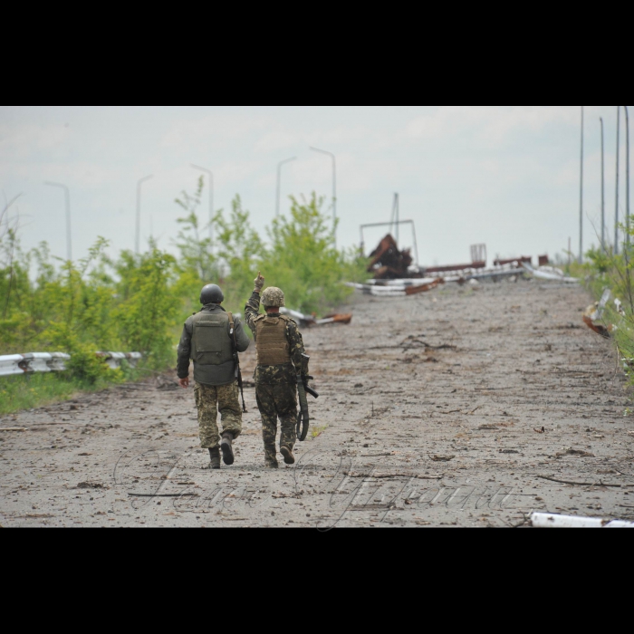 22 травня 2017 на відвойованих (це було в лютому) у ворога позиціях – неспокійно. Тут одна з найгарячіших точок  авдіївського напрямку, що зветься Орел на честь загиблого при її взятті заступника командира батальйону Андрія Кизила. Вона прикриває фланги Промзони і шахти Бутівка. Тут ворожі позиції на відстані приблизно 100 метрів і тут наші солдати можуть давати здачі нахабному противнику без узгодження зі штабами. По землі, зораній траншеями і бліндажами ми зайшли до одного укриття. Раптом почав кошмарити снайпер з ворожого «Чорного бліндажу» (так називають сепарську позицію, що проглядається з нашого боку).  
Солдат Вячеслав Березан відповів з кулемета і снайпер заспокоївся. Так виглядає позиційна війна. Вячеслав воює вже півроку, сам з Києво-Святошинського району з села Шпитьки під Києвом. І запалу в нього багато, до перемоги!