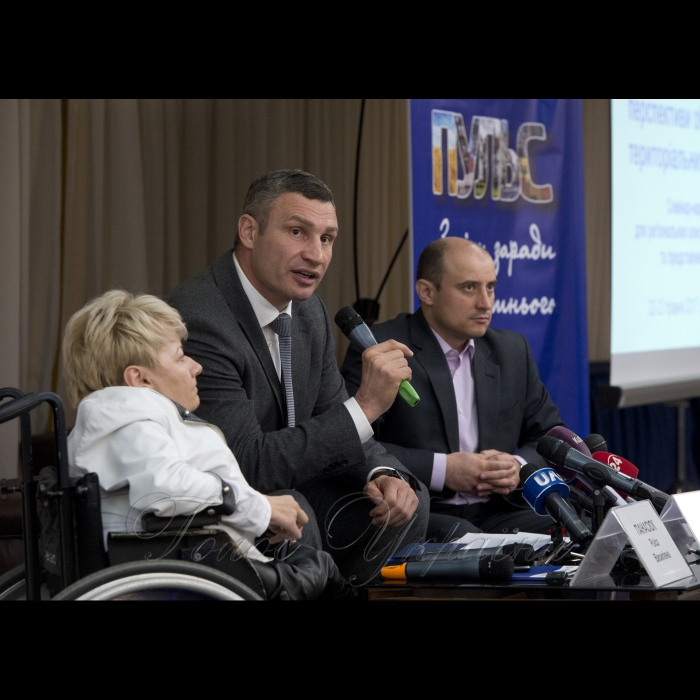 22 травня 2017 Київ. Семінар-нарада для регіональних консультантів АМУ «Три роки децентралізації, підсумки, успіхи та перспективи об’єднання територіальних громад».
Урядовий уповноважений з прав осіб з інвалідністю Раїса Панасюк, Голова Асоціації міст України, Київський міський голова Віталій Кличко, Виконавчий директор Асоціації міст України Олександр Слобожан.