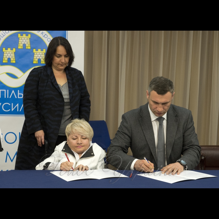 22 травня 2017 Київ. Семінар-нарада для регіональних консультантів АМУ «Три роки децентралізації, підсумки, успіхи та перспективи об’єднання територіальних громад».
Підписання меморандуму о співпраці - Урядовий уповноважений з прав осіб з інвалідністю Раїса Панасюк, Голова Асоціації міст України, Київський міський голова Віталій Кличко.