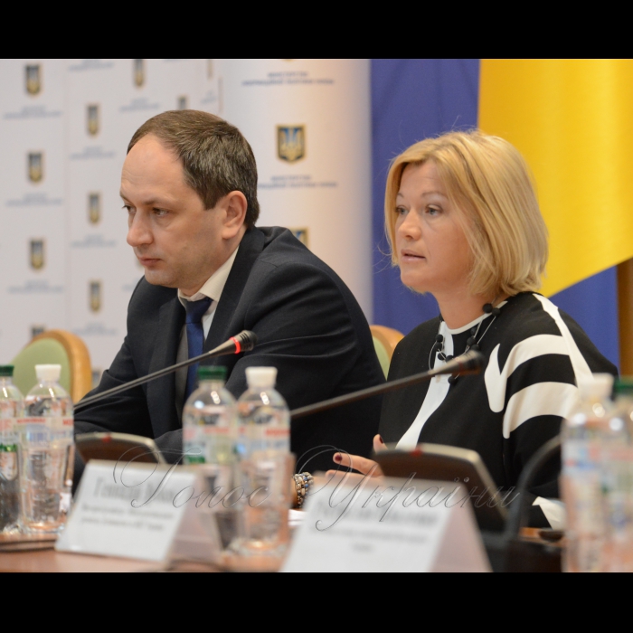 23 травня 2017 перший заступник Голови Верховної Ради України Ірина Геращенко взяла участь у Міжнародній конференції «Реінтеграція Донбасу в умовах гібридної війни» (м. Київ, вул. Інститутська, 7 Клуб Кабінету Міністрів України). 
Міжнародна конференція відбуватиметься за участі народних депутатів України, представників Уряду, громадянського суспільства та провідних зарубіжних і вітчизняних експертів. Організатор заходу – Міністерство інформаційної політики України.
Перший заступник Голови Верховної Ради України Ірина Геращенко, Вадим Черниш Міністр з питань тимчасово окупованих територій та внутрішньо переміщених осіб України.