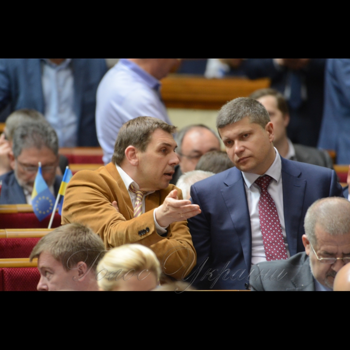 23 травня 2017 пленарне засідання Верховної Ради України.
Олександр Черненко, Павло Різаненко - БПП.
