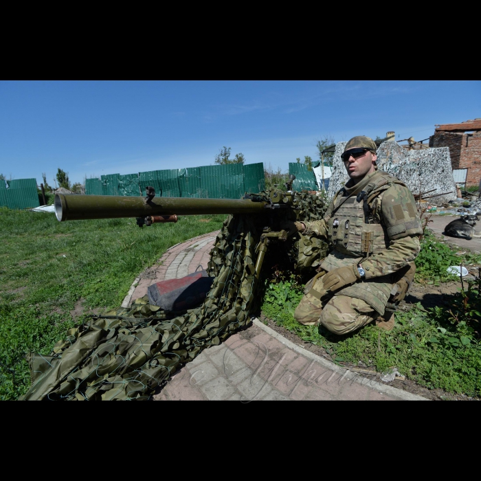 24 травня 2017 у селищі Піски біля Донецького аеропорту тримають оборону бійці 46 бригади. Позиційна війна втомлива. Але наказ є наказ. Ні кроку назад. До речі  - і вперед теж. Все ж головну роль у війні грають політики  ї їхні домовленості, зокрема Мінські, є ключовими. Обстріли з боку ворога тривають, він отримує адекватну відповідь. Детальніша розповідь про наших захисників цих рубежів – у наступних номерах «Голосу України».