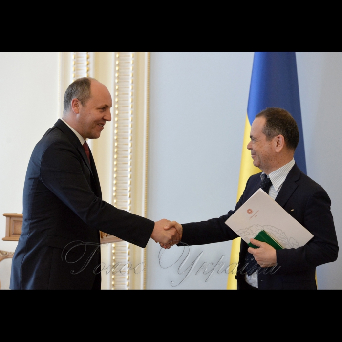 24 травня 2017 зустріч Голови Верховної Ради України Андрія Парубія з Надзвичайним і Повноважним Послом Італійської Республіки в Україні Давіде Ла Чечіліа.