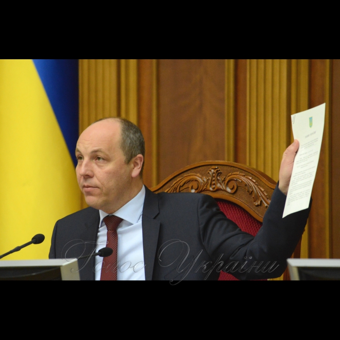 26 травня 2017 пленарне засідання Верховної Ради України
А. Парубій нагадав, що учора були зняті всі перепони на шляху до підписання важливих законів, були відхилені постанови про скасування рішень Верховної Ради про прийняття в цілому законів «Про внесення змін до деяких законів України щодо мови аудіовізуальних (електронних) засобів масової інформації» і «Про внесення доповнення до Кодексу України про адміністративні правопорушення щодо заборони виготовлення та пропаганди георгіївської (гвардійської) стрічки».
Голова Верховної Ради України підписав ці закони на пленарному засіданні, продемонструвавши підписані закони.
Головуючий повідомив, що у засіданні беруть участь члени Кабінету Міністрів на чолі з Прем’єр-міністром Володимиром Гройсманом. 
Відбулася «година запитань до Уряду».