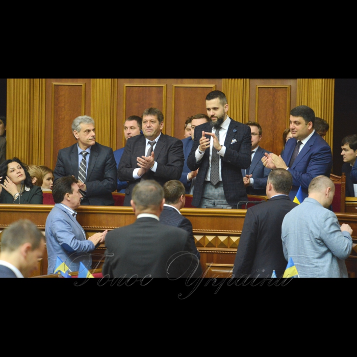26 травня 2017 пленарне засідання Верховної Ради України
А. Парубій нагадав, що учора були зняті всі перепони на шляху до підписання важливих законів, були відхилені постанови про скасування рішень Верховної Ради про прийняття в цілому законів «Про внесення змін до деяких законів України щодо мови аудіовізуальних (електронних) засобів масової інформації» і «Про внесення доповнення до Кодексу України про адміністративні правопорушення щодо заборони виготовлення та пропаганди георгіївської (гвардійської) стрічки».
Голова Верховної Ради України підписав ці закони на пленарному засіданні, продемонструвавши підписані закони.
Головуючий повідомив, що у засіданні беруть участь члени Кабінету Міністрів на чолі з Прем’єр-міністром Володимиром Гройсманом. 
Відбулася «година запитань до Уряду».