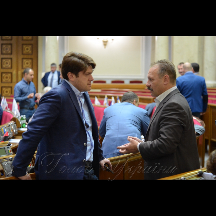 26 травня 2017 пленарне засідання Верховної Ради України
А. Парубій нагадав, що учора були зняті всі перепони на шляху до підписання важливих законів, були відхилені постанови про скасування рішень Верховної Ради про прийняття в цілому законів «Про внесення змін до деяких законів України щодо мови аудіовізуальних (електронних) засобів масової інформації» і «Про внесення доповнення до Кодексу України про адміністративні правопорушення щодо заборони виготовлення та пропаганди георгіївської (гвардійської) стрічки».
Голова Верховної Ради України підписав ці закони на пленарному засіданні, продемонструвавши підписані закони.
Головуючий повідомив, що у засіданні беруть участь члени Кабінету Міністрів на чолі з Прем’єр-міністром Володимиром Гройсманом. 
Відбулася «година запитань до Уряду».
Іван Вінник, Олег Барна - БПП.