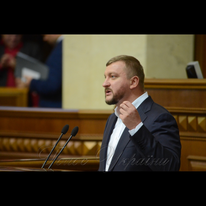 26 травня 2017 пленарне засідання Верховної Ради України
А. Парубій нагадав, що учора були зняті всі перепони на шляху до підписання важливих законів, були відхилені постанови про скасування рішень Верховної Ради про прийняття в цілому законів «Про внесення змін до деяких законів України щодо мови аудіовізуальних (електронних) засобів масової інформації» і «Про внесення доповнення до Кодексу України про адміністративні правопорушення щодо заборони виготовлення та пропаганди георгіївської (гвардійської) стрічки».
Голова Верховної Ради України підписав ці закони на пленарному засіданні, продемонструвавши підписані закони.
Головуючий повідомив, що у засіданні беруть участь члени Кабінету Міністрів на чолі з Прем’єр-міністром Володимиром Гройсманом. 
Відбулася «година запитань до Уряду».
Павло Петренко Міністр юстиції.