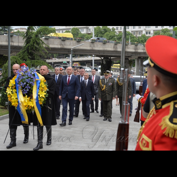 29 травня 2017 робочій візит Голови Верховної Ради України Андрія Парубія до Грузії, з метою участі у Пленарному засіданні весняної сесії ПА НАТО.
Церемонія покладання квітів до Монументу Героїв.