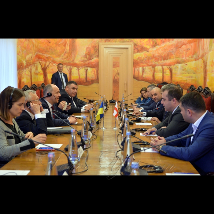 29 травня 2017 робочій візит Голови Верховної Ради України Андрія Парубія до Грузії, з метою участі у Пленарному засіданні весняної сесії ПА НАТО.


Зустріч Голови Верховної Ради України  Андрія Парубія та Української делегації з парламентаріями різних фракцій Парламенту Грузії.