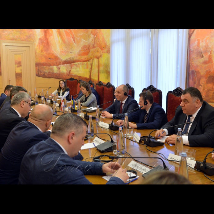 29 травня 2017 робочій візит Голови Верховної Ради України Андрія Парубія до Грузії, з метою участі у Пленарному засіданні весняної сесії ПА НАТО.


Зустріч Голови Верховної Ради України  Андрія Парубія та Української делегації з парламентаріями різних фракцій Парламенту Грузії.