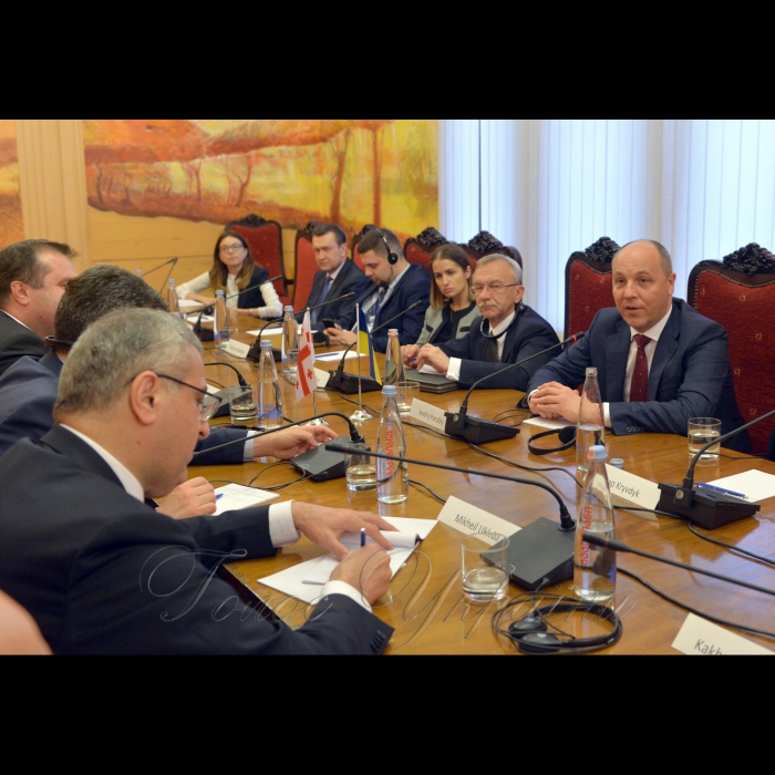 29 травня 2017 робочій візит Голови Верховної Ради України Андрія Парубія до Грузії, з метою участі у Пленарному засіданні весняної сесії ПА НАТО.


Зустріч Голови Верховної Ради України  Андрія Парубія та Української делегації з парламентаріями різних фракцій Парламенту Грузії.