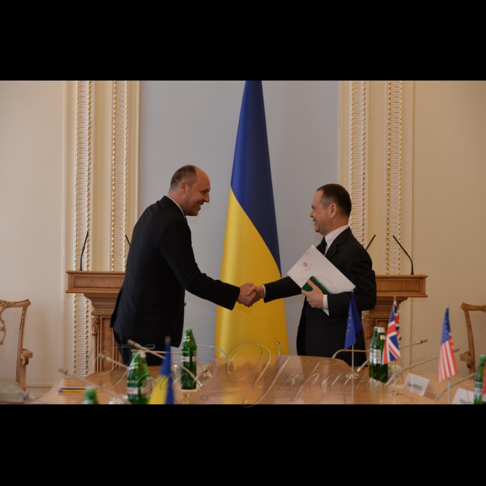 1 червня 2017 зустріч Голови Верховної Ради України Андрія Парубія з послами держав G7.
А. Парубій подякував усім країнам за отримання Україною безвізу, «до якого доклались всі учасники Великої сімки», за підтримку ініціативи щодо призначення Спеціального представника Великої сімки з питань реформ в Україні та за позитивну оцінку Великою сімкою прогресу України на шляху реформ.
