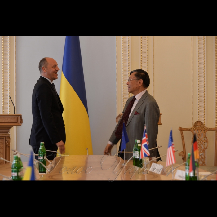 1 червня 2017 зустріч Голови Верховної Ради України Андрія Парубія з послами держав G7.
А. Парубій подякував усім країнам за отримання Україною безвізу, «до якого доклались всі учасники Великої сімки», за підтримку ініціативи щодо призначення Спеціального представника Великої сімки з питань реформ в Україні та за позитивну оцінку Великою сімкою прогресу України на шляху реформ.