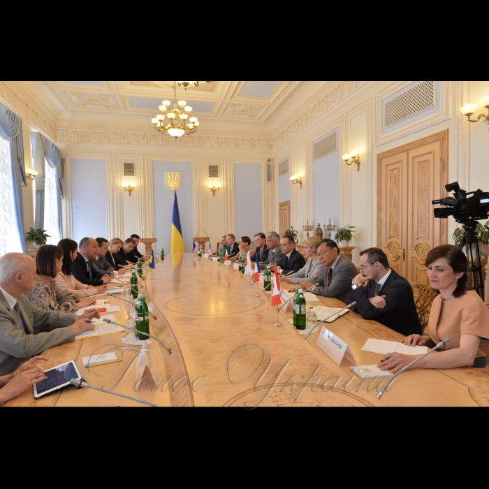 1 червня 2017 зустріч Голови Верховної Ради України Андрія Парубія з послами держав G7.
А. Парубій подякував усім країнам за отримання Україною безвізу, «до якого доклались всі учасники Великої сімки», за підтримку ініціативи щодо призначення Спеціального представника Великої сімки з питань реформ в Україні та за позитивну оцінку Великою сімкою прогресу України на шляху реформ.