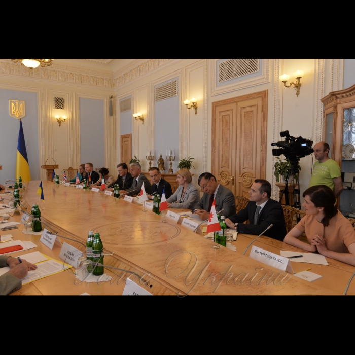 1 червня 2017 зустріч Голови Верховної Ради України Андрія Парубія з послами держав G7.
А. Парубій подякував усім країнам за отримання Україною безвізу, «до якого доклались всі учасники Великої сімки», за підтримку ініціативи щодо призначення Спеціального представника Великої сімки з питань реформ в Україні та за позитивну оцінку Великою сімкою прогресу України на шляху реформ.