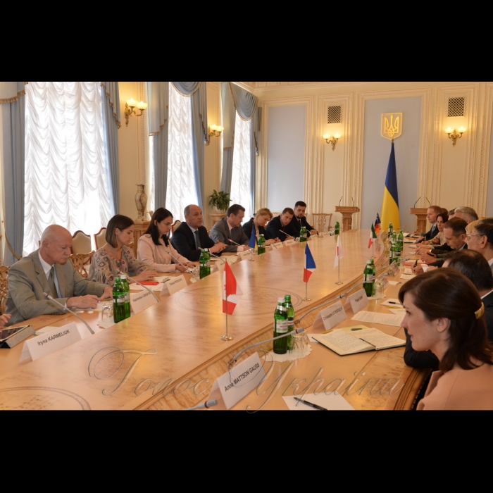 1 червня 2017 зустріч Голови Верховної Ради України Андрія Парубія з послами держав G7.
А. Парубій подякував усім країнам за отримання Україною безвізу, «до якого доклались всі учасники Великої сімки», за підтримку ініціативи щодо призначення Спеціального представника Великої сімки з питань реформ в Україні та за позитивну оцінку Великою сімкою прогресу України на шляху реформ.