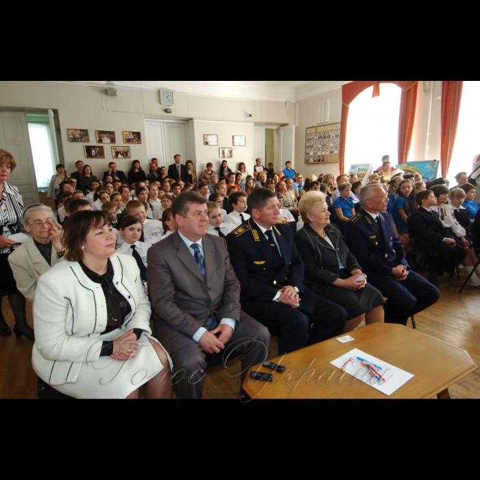 19 травня 2009 Київська гімназія №56.
Концерт-конкурс «Ми дружимо з Укрзалізницею».