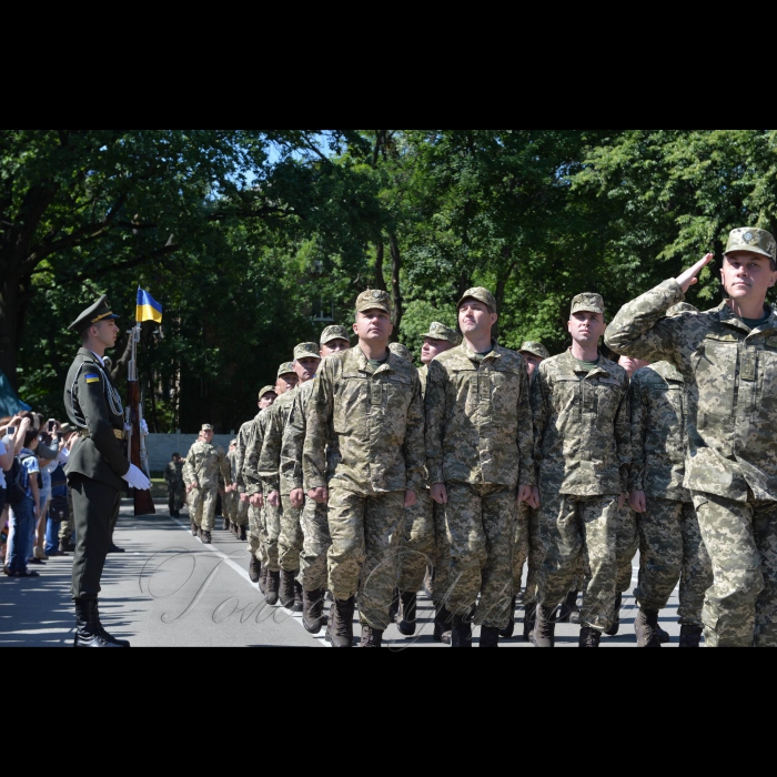 16 червня 2017 вчора у Національному університеті оборони імені івана Черняховського за участі керівництва оборонного відомства відбувся урочистий випуск понад 200 слухачів заочної форми навчання набору 2014 року оперативно-тактичного та оперативно-стратегічного рівнів підготовки.
Більшість випускників є учасниками АТО. Серед них четверо Героїв України – Михайло Забродський, Олександр Трепак, Олександр Порхун, Ігор Герасименко та повний лицар ордену Богдана Хмельницького Максим Миргородський.