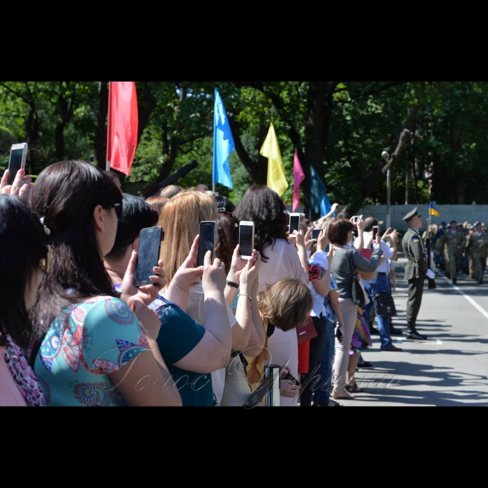 16 червня 2017 вчора у Національному університеті оборони імені івана Черняховського за участі керівництва оборонного відомства відбувся урочистий випуск понад 200 слухачів заочної форми навчання набору 2014 року оперативно-тактичного та оперативно-стратегічного рівнів підготовки.
Більшість випускників є учасниками АТО. Серед них четверо Героїв України – Михайло Забродський, Олександр Трепак, Олександр Порхун, Ігор Герасименко та повний лицар ордену Богдана Хмельницького Максим Миргородський.