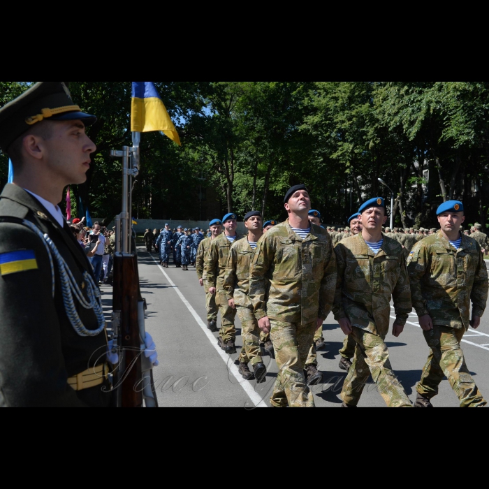 16 червня 2017 вчора у Національному університеті оборони імені івана Черняховського за участі керівництва оборонного відомства відбувся урочистий випуск понад 200 слухачів заочної форми навчання набору 2014 року оперативно-тактичного та оперативно-стратегічного рівнів підготовки.
Більшість випускників є учасниками АТО. Серед них четверо Героїв України – Михайло Забродський, Олександр Трепак, Олександр Порхун, Ігор Герасименко та повний лицар ордену Богдана Хмельницького Максим Миргородський.