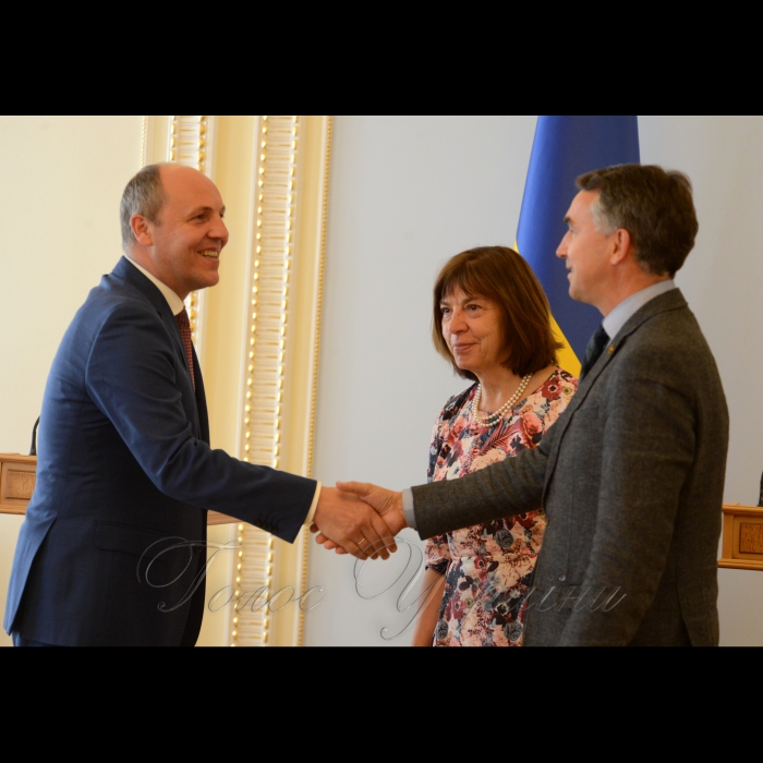 22 червня 2017 Голова Верховної Ради України Андрій Парубій зустрівся з делегацією неформальної групи «Друзі європейської України» в Європейському Парламенті. Він подякував за підтримку України на шляху до отримання безвізу. «Це був важкий шлях, але ми його пройшли дуже гідно - всі 144 вимоги виконано. У тому числі і завдяки тому, що відчували вашу підтримку, - наголосив Голова Парламенту. - Це рішення мало велике символічне значення - ми повертаємось у сім’ю європейських народів. Щиро дякую за цю підтримку».
Голова Верховної Ради України Андрій Парубій, Член групи, депутат Європейського Парламенту (політична група Зелених / Європейський Вільний Альянс, Німеччина) Ребекка Хармс, Голова групи, депутат Європейського Парламенту (політична група Альянс лібералів і Демократів за Європу, Литва) Петрас Ауштрявічіус.