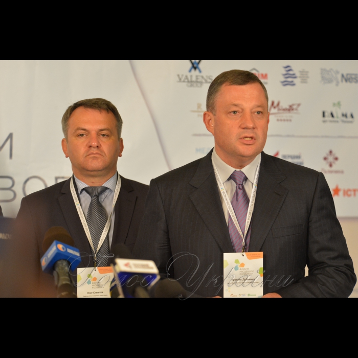 24 червня 2017 Голова Верховної Ради України Андрій Парубій в рамках форуму місцевого розвитку у м. Трускавець Львівської області зустрівся з Маршалком Сейму Польської Республіки Мареком Кухцінським. Вони домовились реалізувати кілька інфраструктурних проектів між Україною і Польщею, щоб дати приклад тіснішої співпраці.
Олег Синютка голова Львівської облдержадміністрації, н.д. Ярослав Дубневич.