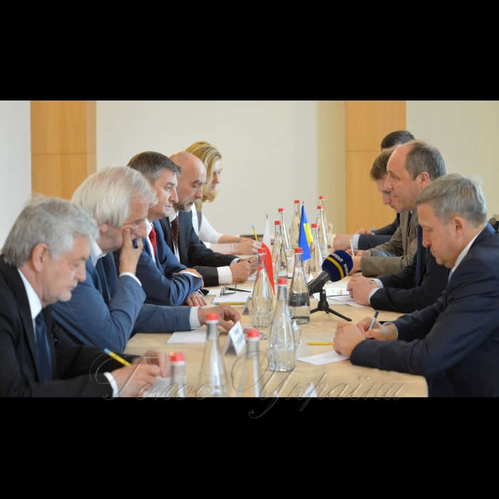 24 червня 2017 Голова Верховної Ради України Андрій Парубій в рамках форуму місцевого розвитку у м. Трускавець Львівської області зустрівся з Маршалком Сейму Польської Республіки Мареком Кухцінським. Вони домовились реалізувати кілька інфраструктурних проектів між Україною і Польщею, щоб дати приклад тіснішої співпраці.