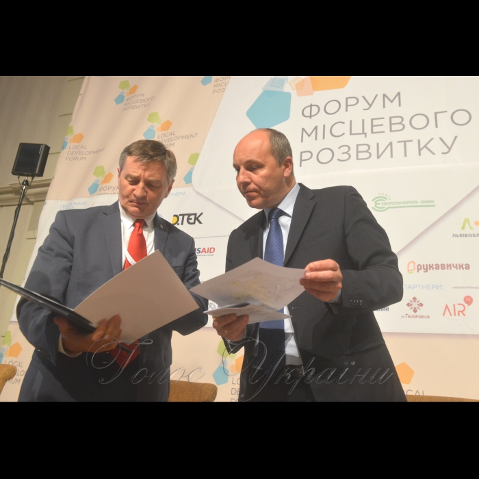 24 червня 2017 Голова Верховної Ради України Андрій Парубій в рамках форуму місцевого розвитку у м. Трускавець Львівської області зустрівся з Маршалком Сейму Польської Республіки Мареком Кухцінським. Вони домовились реалізувати кілька інфраструктурних проектів між Україною і Польщею, щоб дати приклад тіснішої співпраці.